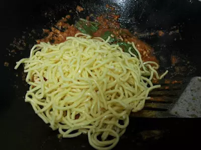 香噴噴,熱騰騰的馬來式炒麵~傳統馬來式炒麵的做法【Mi Goreng Basah】