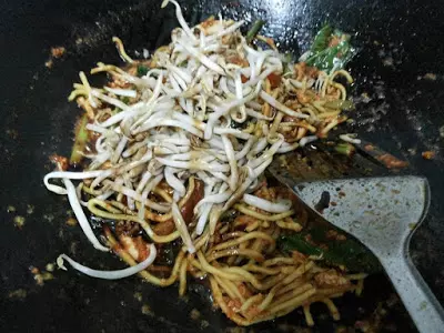 香噴噴,熱騰騰的馬來式炒麵~傳統馬來式炒麵的做法【Mi Goreng Basah】