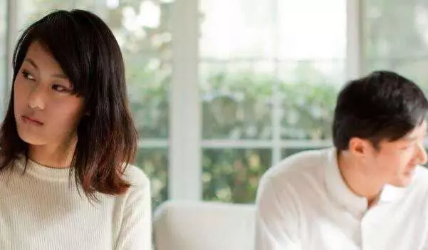 離婚兩年,前妻來找我借十萬,聽兒子說一番話,我含淚給她二十萬