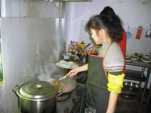 婆婆生日俺做一桌好菜,席間去接電話,回來看到飯碗,俺愣了