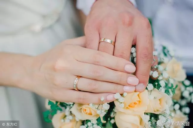 女兒嫁給富豪,月寄一萬給娘家,離婚後回家,門口聽到對話哭了