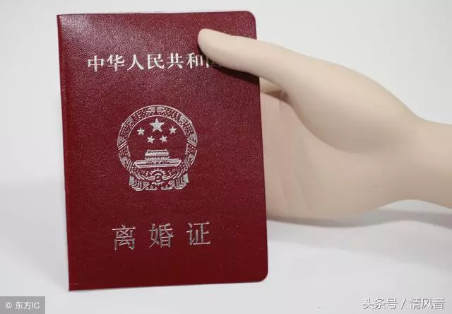 女兒嫁給富豪,月寄一萬給娘家,離婚後回家,門口聽到對話哭了