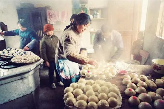過年回娘家,給大嫂二嫂孩子各包一千紅包,媽二話不說扇我一巴掌