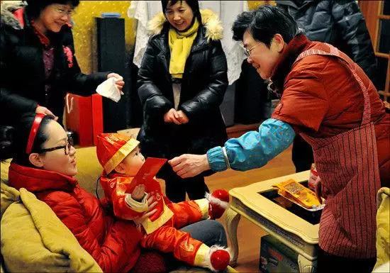 過年回娘家,給大嫂二嫂孩子各包一千紅包,媽二話不說扇我一巴掌