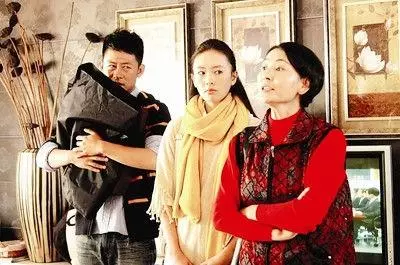 過年回娘家,給大嫂二嫂孩子各包一千紅包,媽二話不說扇我一巴掌