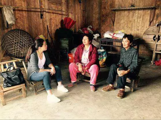 結婚7年離婚,鄉下母親幫我帶孩子,忘帶手機折返,我藏好房產證