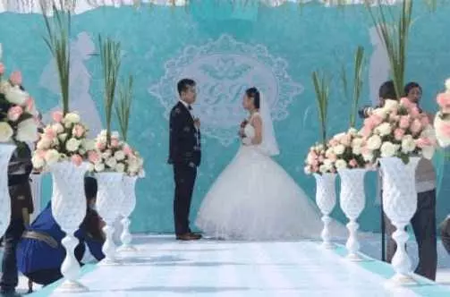 二婚帶房子和孩子出嫁,婚禮時婆婆給了改口費,我選擇了退婚