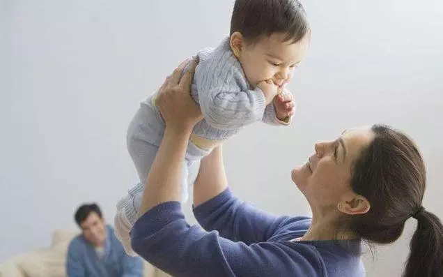 二歲兒子意外打碎花瓶,裡面掉出一些東西,我打了婆婆她住進醫院