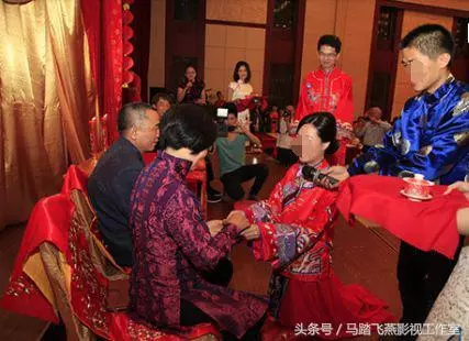 婚禮上,摳門婆婆突然給8萬紅包,侄子調皮拆開,親戚都傻住