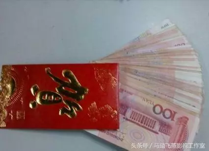 婚禮上,摳門婆婆突然給8萬紅包,侄子調皮拆開,親戚都傻住