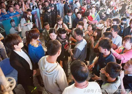 婚禮上,摳門婆婆突然給8萬紅包,侄子調皮拆開,親戚都傻住