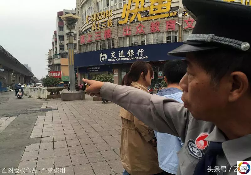 幾個老人過馬路,突然天降百公斤鋼板,一老人眼睜睜看著老伴沒了