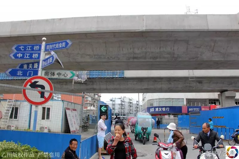 幾個老人過馬路,突然天降百公斤鋼板,一老人眼睜睜看著老伴沒了