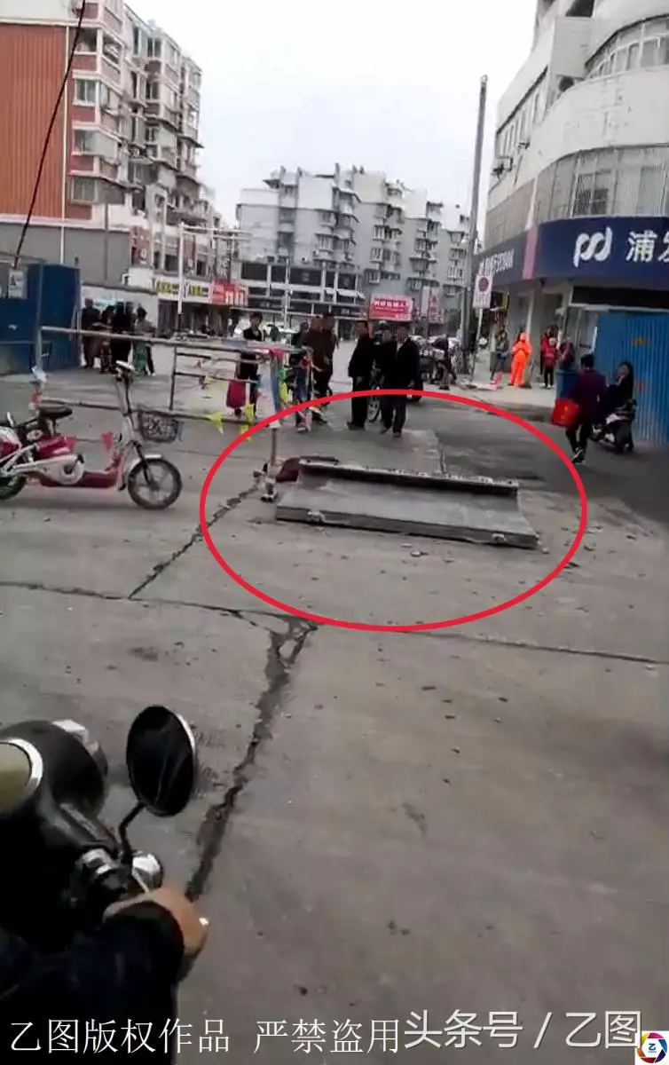 幾個老人過馬路,突然天降百公斤鋼板,一老人眼睜睜看著老伴沒了