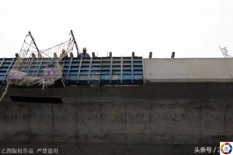 幾個老人過馬路,突然天降百公斤鋼板,一老人眼睜睜看著老伴沒了