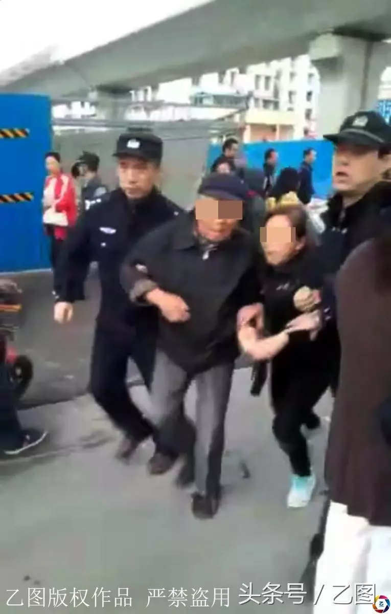 幾個老人過馬路,突然天降百公斤鋼板,一老人眼睜睜看著老伴沒了