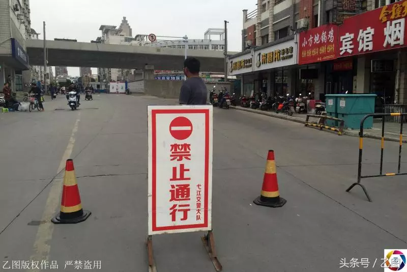 幾個老人過馬路,突然天降百公斤鋼板,一老人眼睜睜看著老伴沒了
