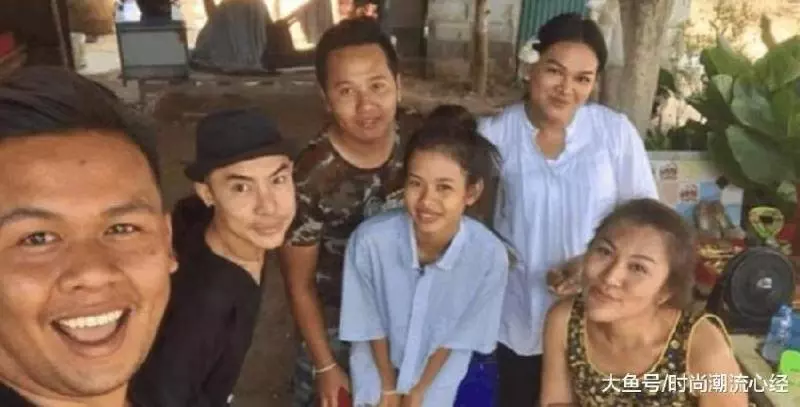 新娘結婚遇錯化妝師,被自己的濃妝丑哭了。經好心人幫她重畫之後,實在是太驚豔了!