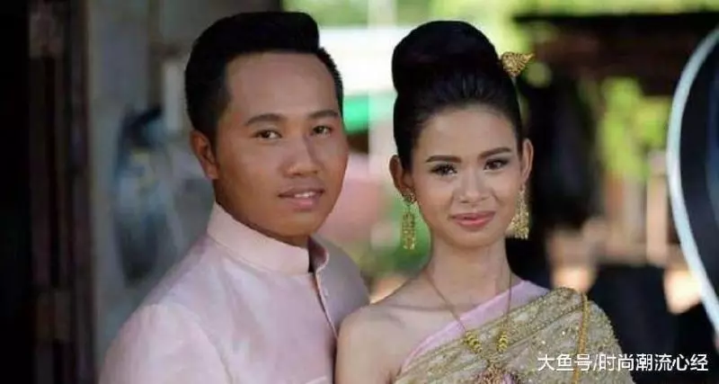 新娘結婚遇錯化妝師,被自己的濃妝丑哭了。經好心人幫她重畫之後,實在是太驚豔了!