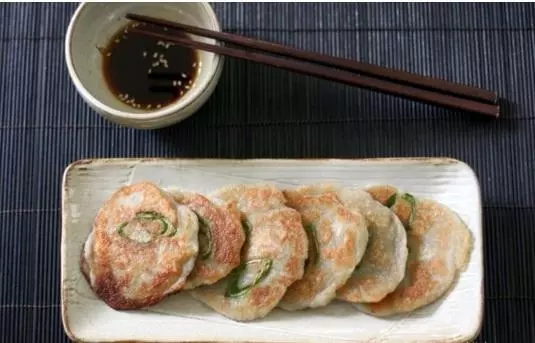 教你個妙招,不放麵粉和雞蛋,讓土豆餅煎得好看又好吃,還不油膩