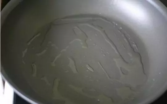 教你個妙招,不放麵粉和雞蛋,讓土豆餅煎得好看又好吃,還不油膩