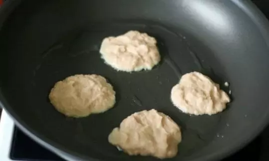 教你個妙招,不放麵粉和雞蛋,讓土豆餅煎得好看又好吃,還不油膩