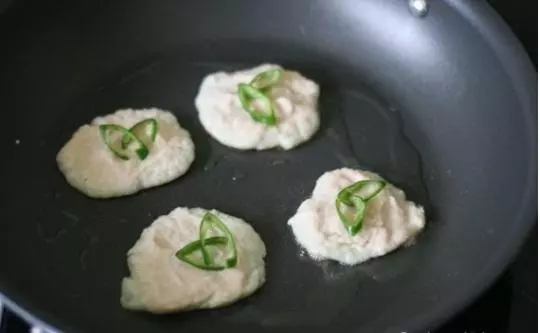 教你個妙招,不放麵粉和雞蛋,讓土豆餅煎得好看又好吃,還不油膩