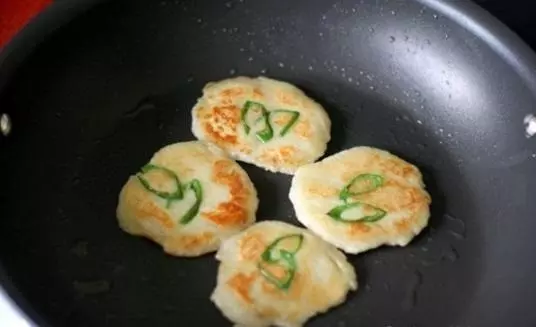 教你個妙招,不放麵粉和雞蛋,讓土豆餅煎得好看又好吃,還不油膩