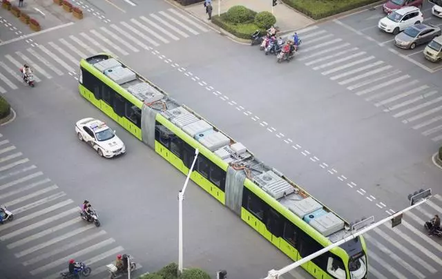 中國製造又火了!世界首創「無軌」列車,可以直接在馬路上跑!