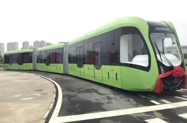 中國製造又火了!世界首創「無軌」列車,可以直接在馬路上跑!