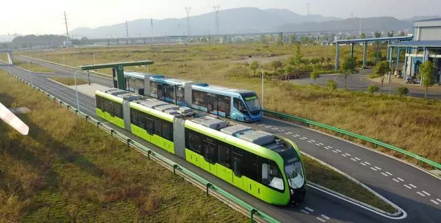 中國製造又火了!世界首創「無軌」列車,可以直接在馬路上跑!