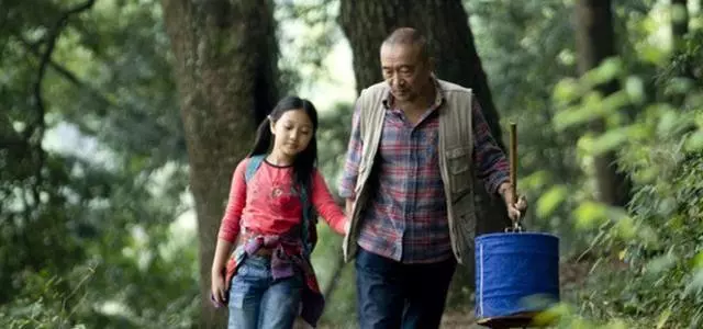 51歲父親再婚沒叫我,我偷偷回老家,看到新娘之後,我愣住了