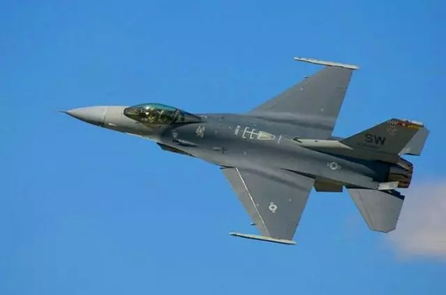 發生什麼了?F16戰機突然向友軍開火,歐洲基地內升起濃煙