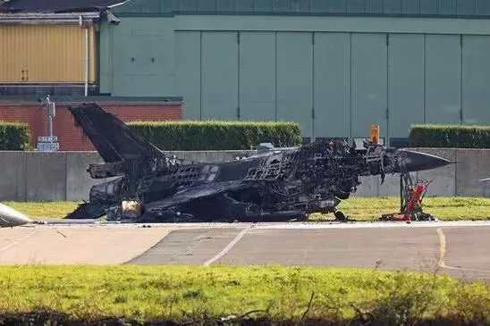 發生什麼了?F16戰機突然向友軍開火,歐洲基地內升起濃煙