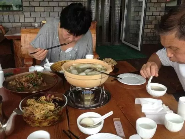 母親替啞巴男人尋家十年,直到他家人出現,才知男人身份不一般