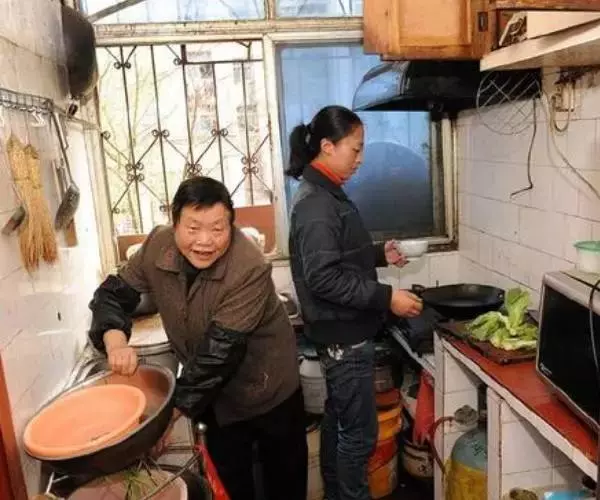坐月子自己買菜,半夜廚房有人,瞟了12歲小姑子一眼,我砸了鍋