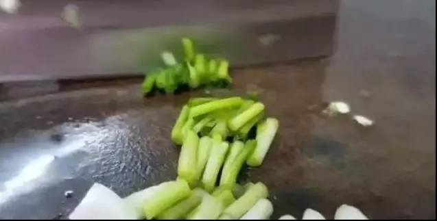 腐竹的這個做法太好了,味道香濃,得多做些米飯,要不不夠吃