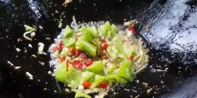 腐竹的這個做法太好了,味道香濃,得多做些米飯,要不不夠吃