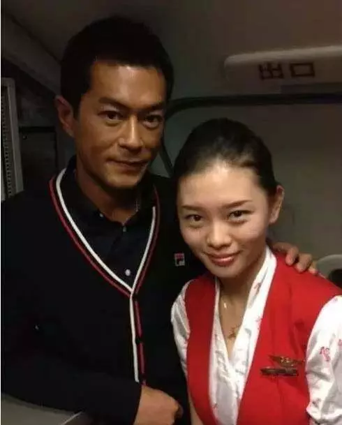 跟空姐合影才是檢驗明星顏值的標準,蔣欣瘦三圈,劉濤輸得很慘!