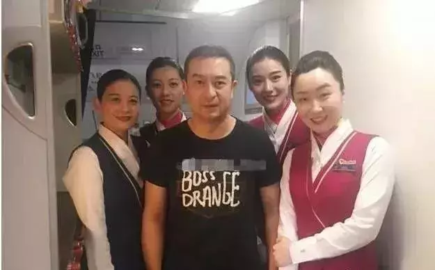 跟空姐合影才是檢驗明星顏值的標準,蔣欣瘦三圈,劉濤輸得很慘!