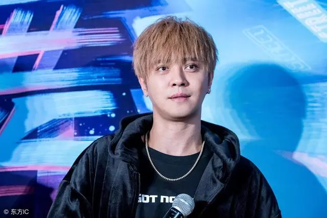 娛樂圈潔癖最嚴重的八位明星,家裡沙發不讓坐,一天刷八次牙