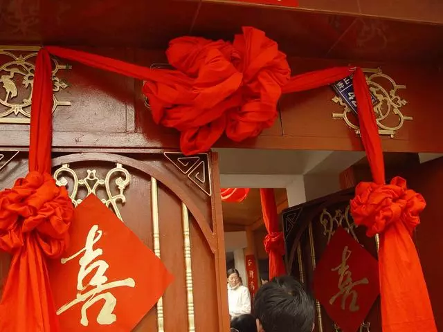 丈夫入獄後我外出打工,每月給婆婆寄兩千,兒子卻說:奶奶早死了