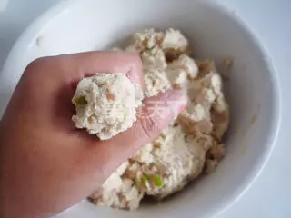 ~炸豆腐丸子~「很好吃的豆腐丸子,外酥裡嫩,蘸些椒鹽更是美味。」