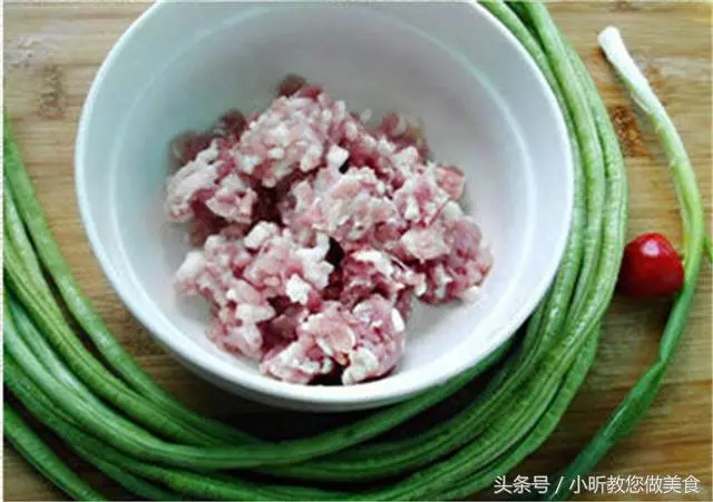 我蒸的釀豆角酸甜有味,朋友們來家嘗了以後都直誇好吃!