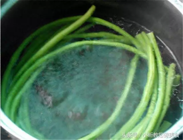 我蒸的釀豆角酸甜有味,朋友們來家嘗了以後都直誇好吃!
