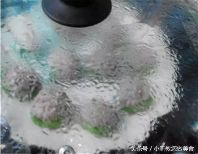 我蒸的釀豆角酸甜有味,朋友們來家嘗了以後都直誇好吃!