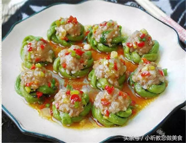 我蒸的釀豆角酸甜有味,朋友們來家嘗了以後都直誇好吃!