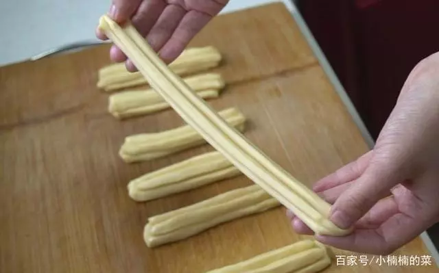 想吃油條不用買,3分鐘學會最正宗油條做法,焦黃酥脆,全家愛吃