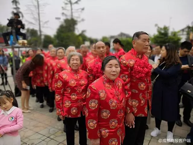 四川仁壽9對老人集體金婚 穿上大紅唐裝「老了也要浪漫一次」