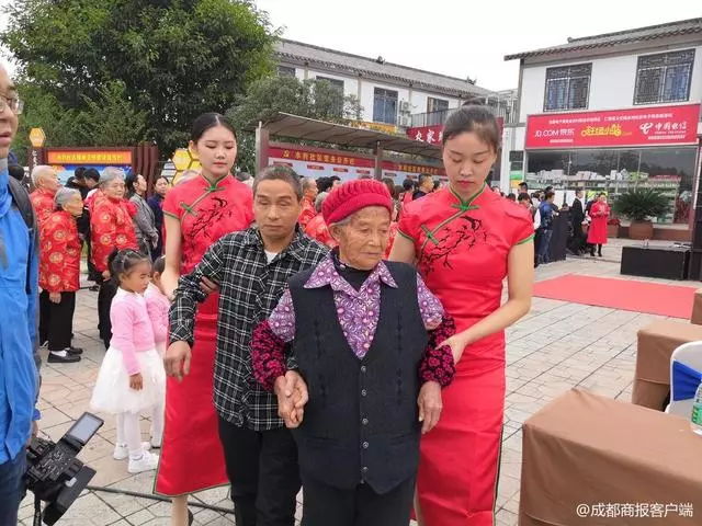 四川仁壽9對老人集體金婚 穿上大紅唐裝「老了也要浪漫一次」